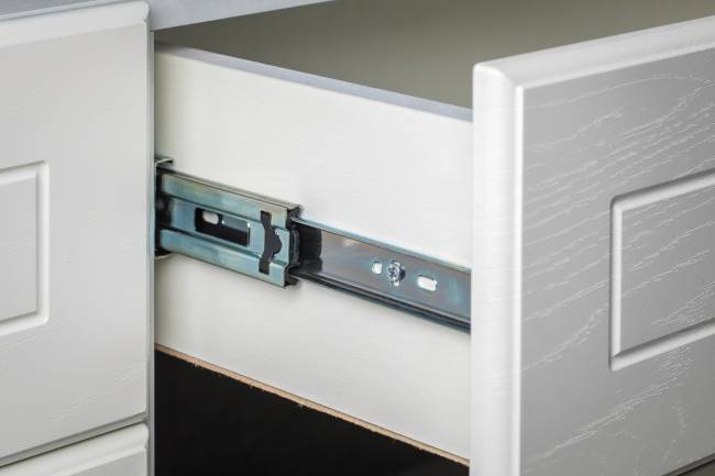 Широкий комод Ливерпуль с зеркалом цвет ясень ваниль/белый