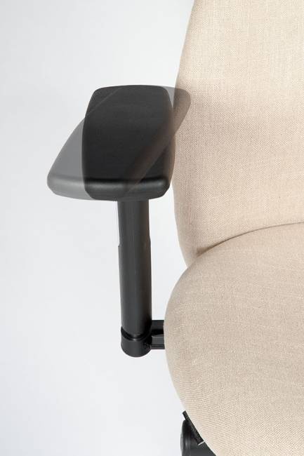 Кресло офисное / Мальта / хром крестовина / черные подлокотники / бежевая ткань