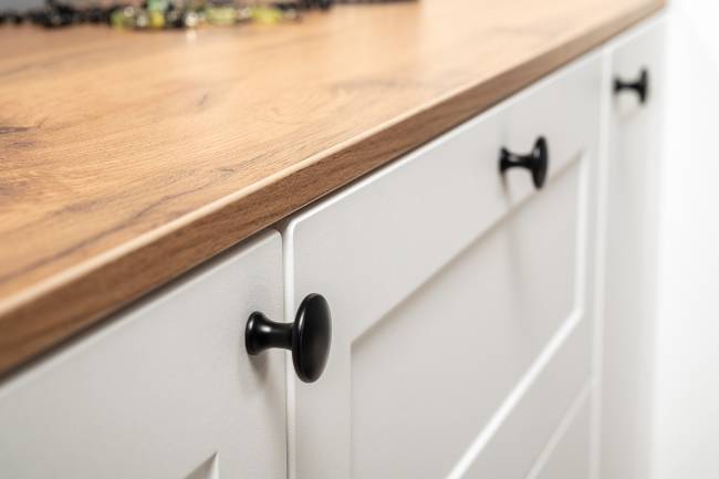 Комод четыре ящика и две дверки с пеналом для прихожей и зеркалом Остин цвет белый шагрень/дуб крафт золотой