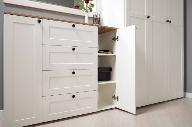 Комод четыре ящика и две дверки с пеналом для прихожей и зеркалом Остин цвет белый шагрень/дуб крафт золотой