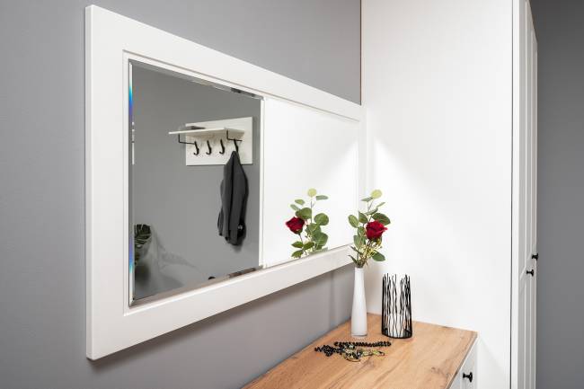 Комод четыре ящика и две дверки с пеналом для прихожей и зеркалом Остин цвет белый шагрень/дуб крафт золотой